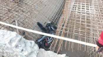 Terperosok ke Area Proyek Jembatan, Satu Pengendara Tewas